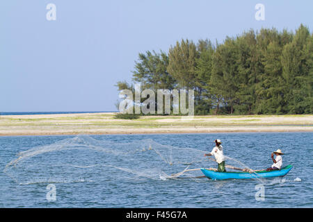 Traditionellen Fischer in Kallady Mündung in Batticaloa, Sri Lanka Stockfoto