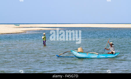 Traditionellen Fischer in Kallady Mündung in Batticaloa, Sri Lanka Stockfoto