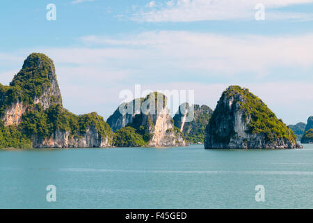 alten Kalkstein Inseln in Bai Tu long Bucht, Teil der Halong-Bucht eine UNESCO Welt Kulturerbe Website, Vietnam, Asien Stockfoto