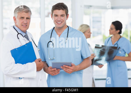Lächelnde Ärzteteam diskutieren Stockfoto