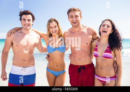 Glückliche Freunde, die Spaß am Wasser Stockfoto