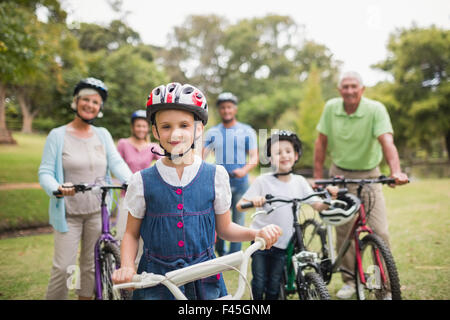 Glückliche Familie auf ihr Fahrrad im park Stockfoto