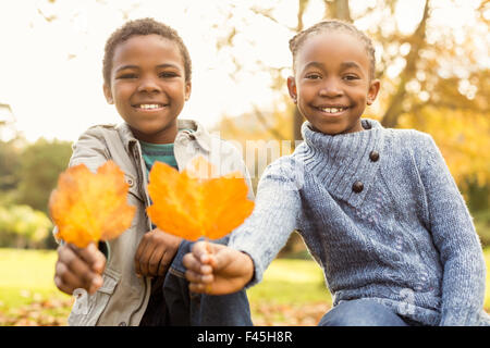 Porträt von Kleinkindern hält Blätter Stockfoto