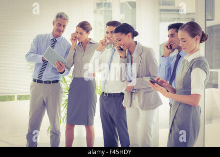 Geschäftsleute, die mit ihrem Handy Stockfoto