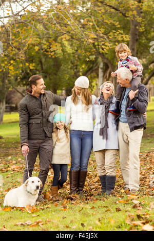 Großfamilie posiert mit warmer Kleidung Stockfoto