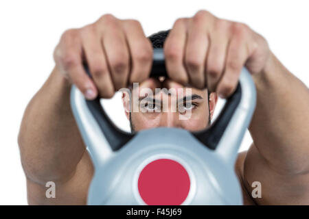 Muskulöser Mann heben schwere kettlebell Stockfoto