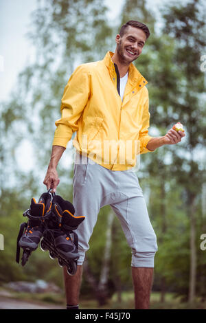 Gut aussehender Mann mit Inline-skates Stockfoto