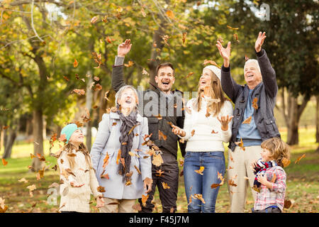 Glückliche Großfamilie Blätter um zu werfen Stockfoto