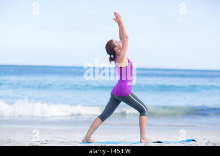 Brünette beim Yoga auf Gymnastikmatte Stockfoto