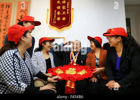 Anhui Huaibei, CHN. 14. Oktober 2015. Freiwillige sind eine hundert Jahre Alter Veteran Wu Qichang Doppel neunte Festival besuchen. Und er erzählte ihnen von seiner Kriegserfahrung. Bildnachweis: SIPA Asien/ZUMA Draht/Alamy Live-Nachrichten Stockfoto