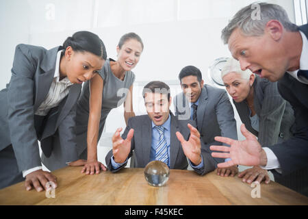 Gruppe der Geschäftsmann die Zukunft vorhersagen Stockfoto