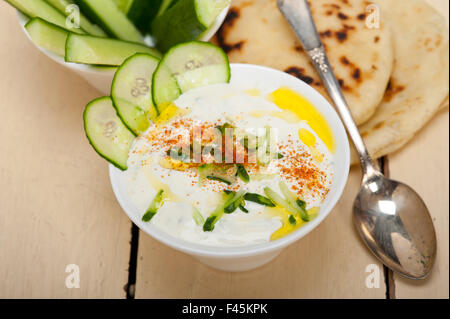 Arabischen Nahen Osten Ziegenkäse Joghurt und Gurken Salat Stockfoto