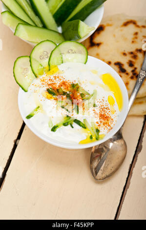 Arabischen Nahen Osten Ziegenkäse Joghurt und Gurken Salat Stockfoto