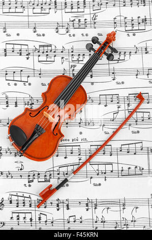 Spielzeug Violine und Bogen Stockfoto