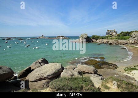 Felsen in einer Bucht in der Nähe Munitionsdepot und Boote Stockfoto