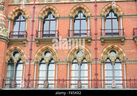 Große Gruppe von rotem Backstein Vicorian windows Stockfoto