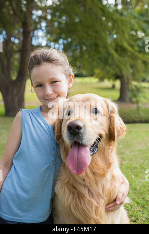 Kleines Mädchen mit ihrem Hund im park Stockfoto