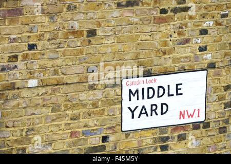 Straßenschild mittleren Hof Camden Stockfoto