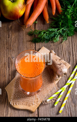 frisch gepresster Karottensaft Stockfoto