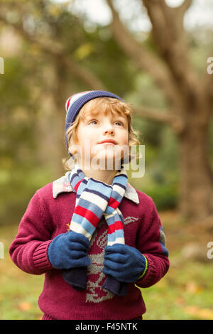 Kleiner Junge posiert für die Kamera Lächeln Stockfoto