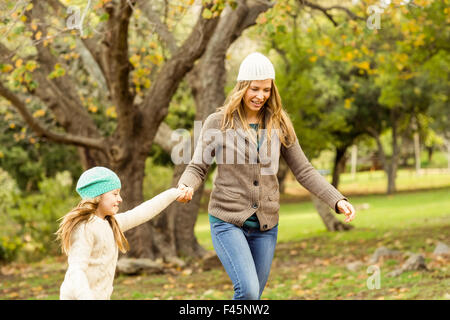 Junge Mutter mit ihrer Tochter Stockfoto