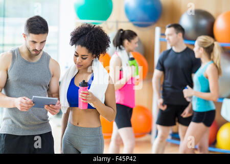 Client und Trainer Blick auf TabletPC Stockfoto