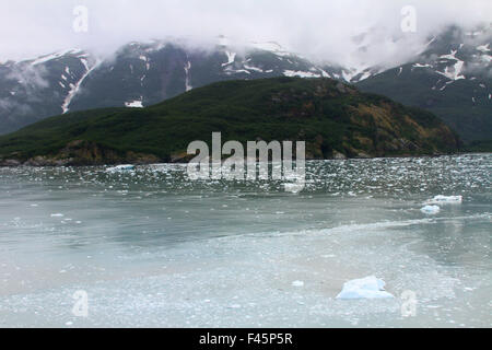 Bergwelt und eisigen Gewässern während der Fahrt durch Alaska auf den Hubbard-Gletscher Stockfoto