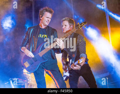 Musiker John Taylor (L) und Roger Taylor von Duran Duran führt auf der Bühne während Life Is Beautiful Festival in Las Vegas Stockfoto