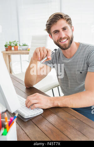 Unternehmer, die eine elektronische Zigarette rauchen Stockfoto