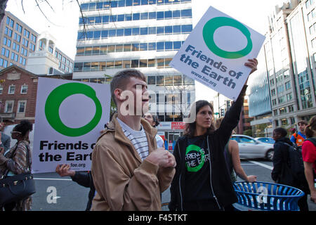 Washington, DC USA. 14. Oktober 2015: Hunderte von Aktivisten versammelten sich in Washington, DC zur Teilnahme an der nationalen Aktionstag auf Klima, Klima rief das Volk Climate March.  Aktivisten in Franklin Square versammelt und marschierte auf das American Petroleum Institute auf K St., wo Aktivisten Straßentheater und skandierten Klima und Demokratie Slogans inszeniert. Bildnachweis: B Christopher/Alamy Live-Nachrichten Stockfoto