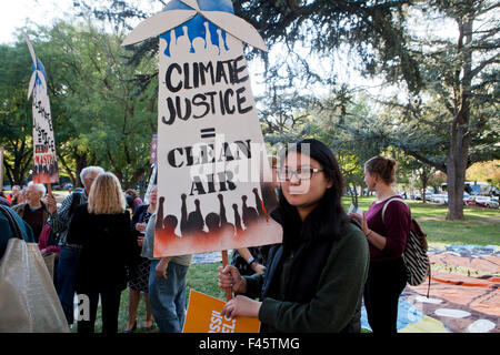Washington, DC USA. 14. Oktober 2015: Hunderte von Aktivisten versammelten sich in Washington, DC zur Teilnahme an der nationalen Aktionstag auf Klima, Klima rief das Volk Climate March.  Aktivisten in Franklin Square versammelt und marschierte auf das American Petroleum Institute auf K St., wo Aktivisten Straßentheater und skandierten Klima und Demokratie Slogans inszeniert. Bildnachweis: B Christopher/Alamy Live-Nachrichten Stockfoto