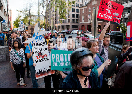 Washington, DC USA. 14. Oktober 2015: Hunderte von Aktivisten versammelten sich in Washington, DC zur Teilnahme an der nationalen Aktionstag auf Klima, Klima rief das Volk Climate March.  Aktivisten in Franklin Square versammelt und marschierte auf das American Petroleum Institute auf K St., wo Aktivisten Straßentheater und skandierten Klima und Demokratie Slogans inszeniert. Bildnachweis: B Christopher/Alamy Live-Nachrichten Stockfoto