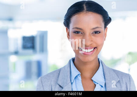 Glücklich Geschäftsfrau Blick in die Kamera Stockfoto