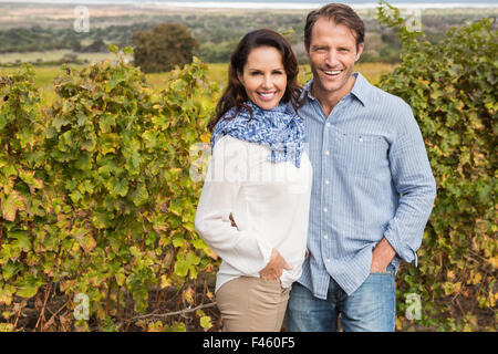 Süßes Paar posieren vor Weinberg Stockfoto