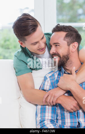 Homosexuelles Paar Männer umarmen einander lächelnd Stockfoto