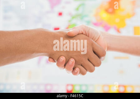 Geschäftsleute, die Hände schütteln Stockfoto