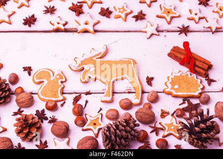 Weihnachten Hintergrund. Lebkuchen, Gewürzen und Nüssen. Bild getönt im Vintage-Stil. Selektiven Fokus. Stockfoto