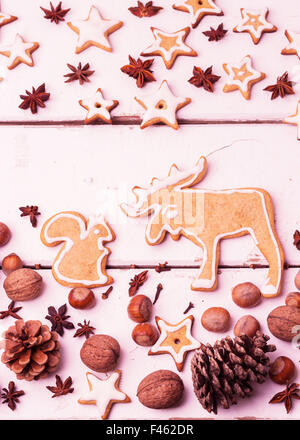 Weihnachten Hintergrund. Lebkuchen, Gewürzen und Nüssen. Bild getönt im Vintage-Stil. Selektiven Fokus. Stockfoto