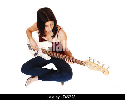 Sitzen, Frau, Gitarre zu spielen. Stockfoto