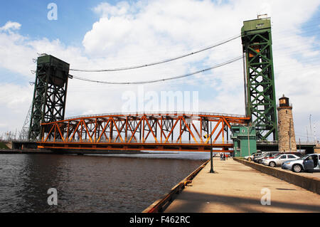 Heben Sie Brücke über den Kanal. Stockfoto