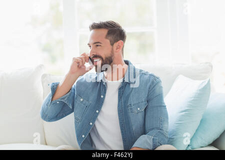 Lächelnder Mann am Telefon Stockfoto