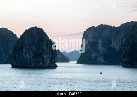 Sonnenuntergang über Halong Bay östlichen Nordvietnam, Kalksteininseln, heute ein UNESCO-Weltkulturerbe. Stockfoto