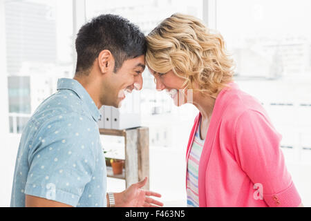 Lächelnde Kollegen Spaß Stockfoto