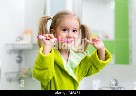 Kind Mädchen Zähneputzen im Bad Stockfoto