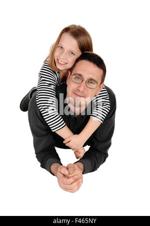 Tochter Huckepack auf Papa. Stockfoto