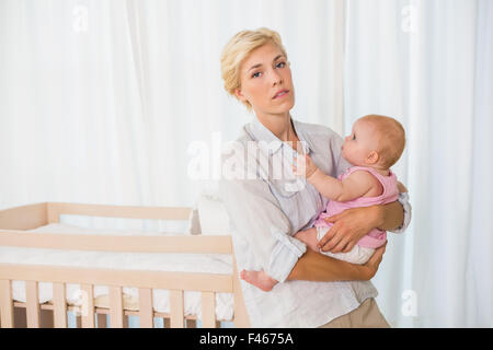 Beauitiful Frau hält ihr Baby girl Stockfoto