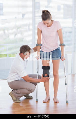 Arzt untersucht seinen Patienten Knien Stockfoto