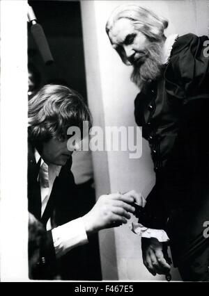 24. Februar 1978 - Roman Polanski leitet die Oper "Rigoletto" an das Nationaltheater in München: der berühmte polnische geborene Regisseur Roman Polanski hat verließ das Filmgeschäft für eine Weile und der Oper zugewandt. Am Nationaltheater in München, setzt er derzeit auf der Bühne der Oper Rigoletto '''' die Premeire am 31. Oktober muss. Roman Polanski (Wer ist der Regisseur Film wie '' R Rosemaries Baby und "Chinatown") hat bereits einige Erfahrung mit der Oper. Vor zwei Jahren produzierte er "Lulu" am Festival von Spoleto in Italien. Das Foto zeigt. Roman Polanski (links), während die r Stockfoto