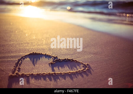 ein Herz in den Sand gezeichnet Stockfoto