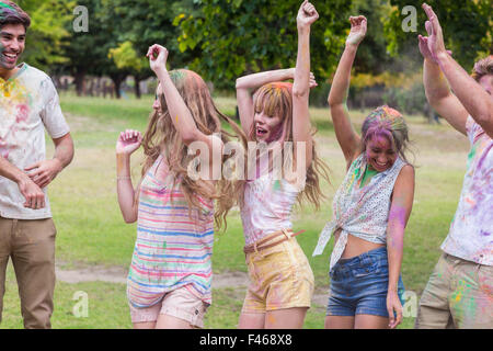 Froh, dass Freunde in Pulverfarbe bedeckt Stockfoto